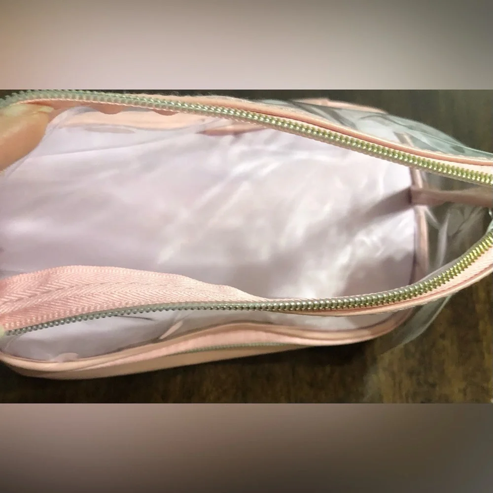 So chic Cosmetics bag  bottom zip inside pockets pink. 6” H X 10” L